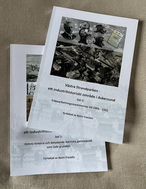 Två svenska böcker med illustrerade pärmar är staplade på en tygyta. Den översta boken innehåller historiska fotografier och porträtt med anknytning till Askersunds industrihistoria.
