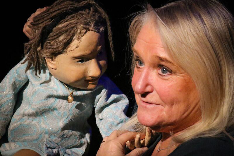 Eva Dällerud uppträder i sin föreställning Förintelsen med en docka som gestaltar hennes mamma. Foto: Privat