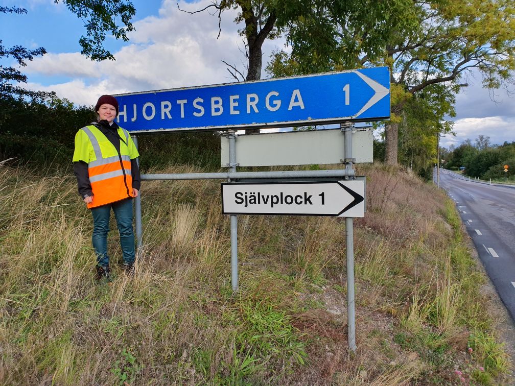Frida Albinsson jobbar som arkeolog och är uppspelt över de fynd man hittat i Älvesta. Foto: Anders Björk