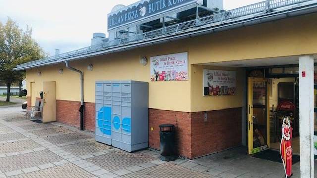 En butiksfasad med skyltar för