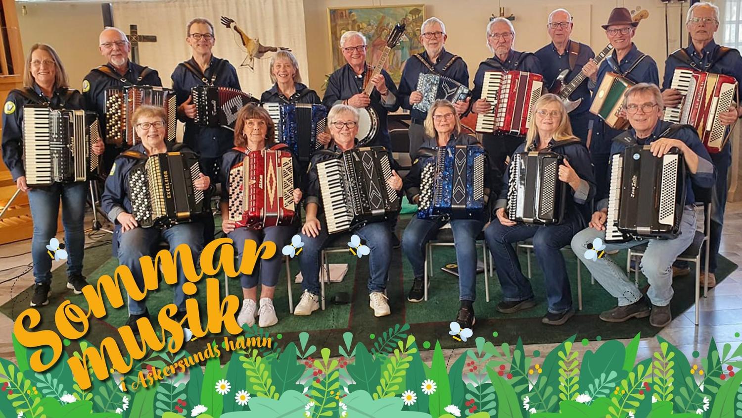 En grupp människor poserar inomhus med dragspel i händerna, med en banderoll med texten ”Sommar musik” och blommotiv längst ner i bilden.