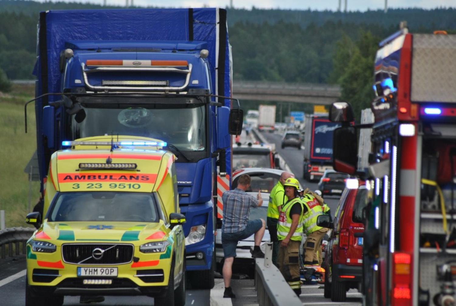 En grupp utryckningsfordon på sidan av en motorväg.