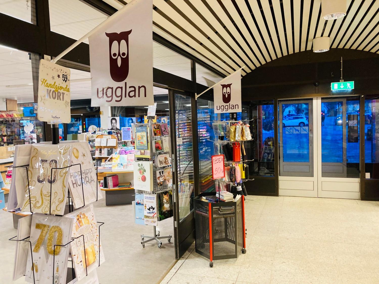 En butik med skyltar och kort.