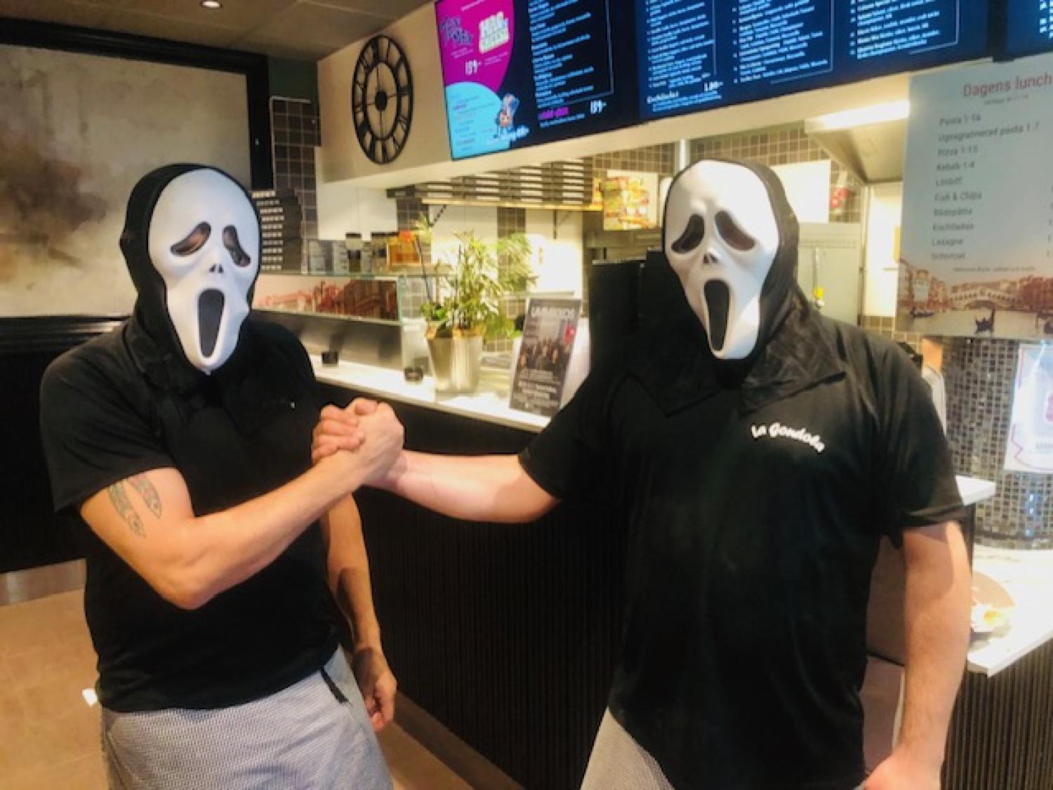 Två personer i svarta skjortor och vita