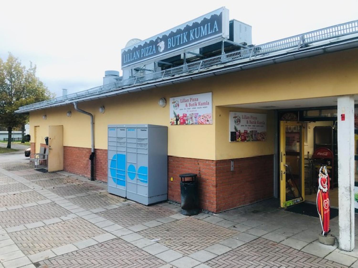 En butiksfasad med skyltar för