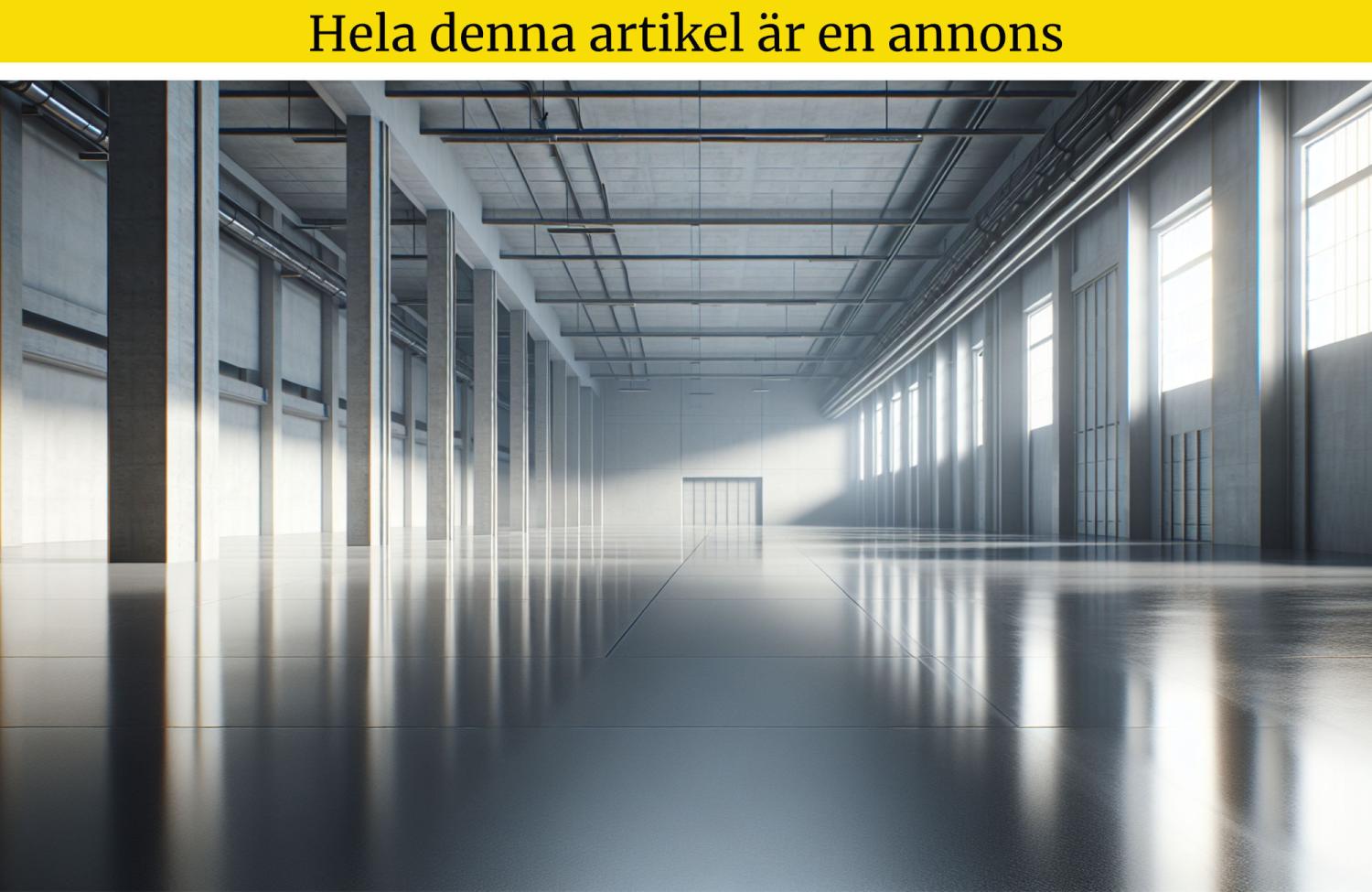 En rymlig, tom industrilagerinredning med stora pelare, högt i tak och reflekterande golv, upplyst av naturligt ljus från höga fönster.