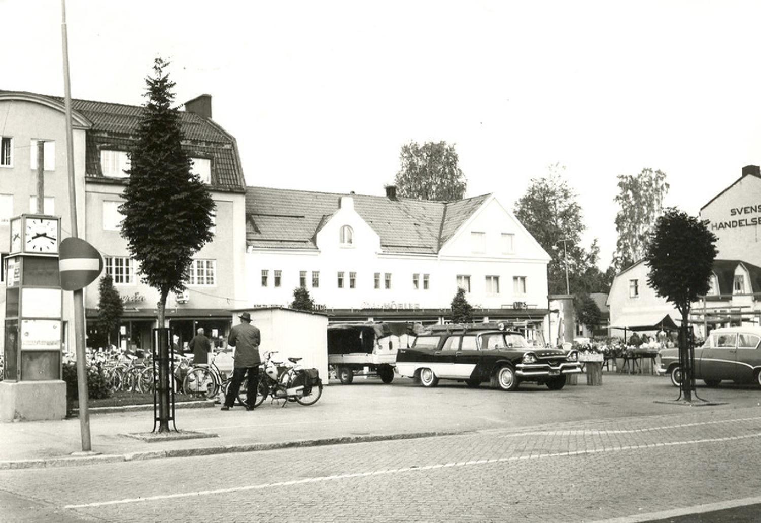 Ett svartvitt foto av ett torg.