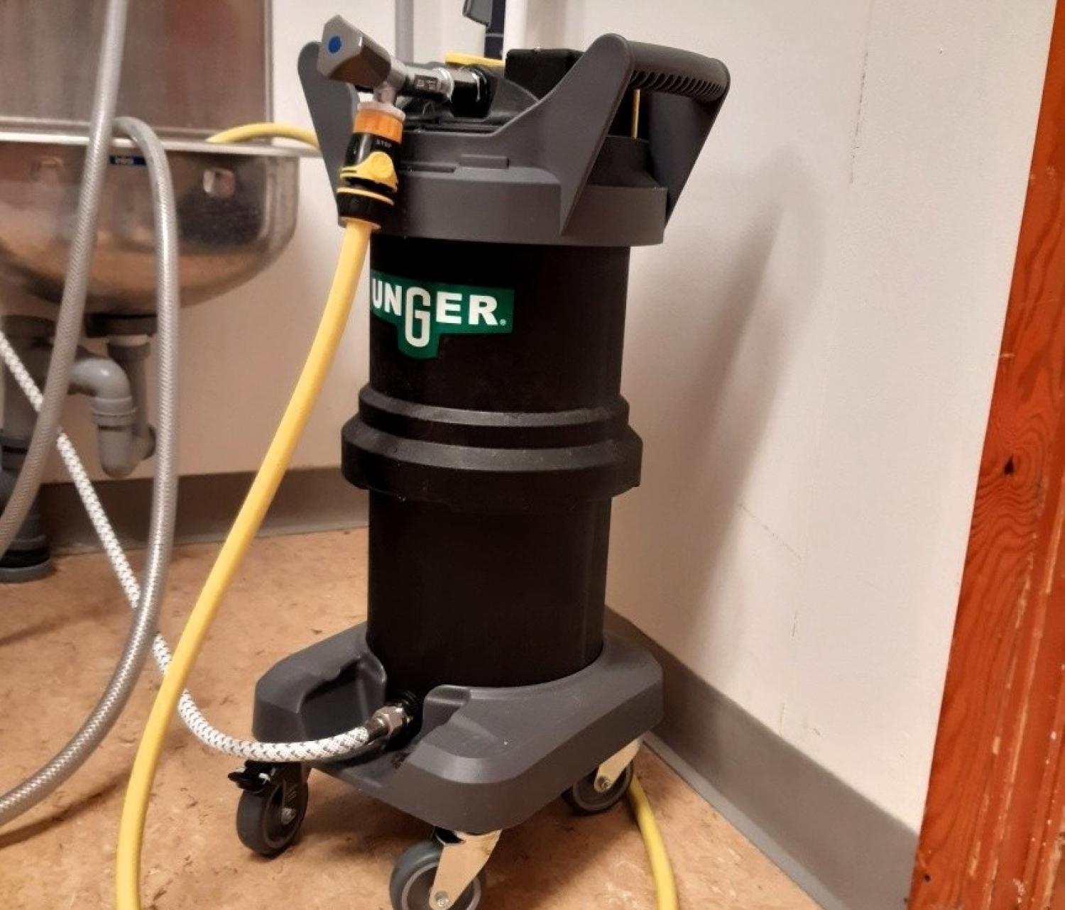 Ett svart och gult vakuum.