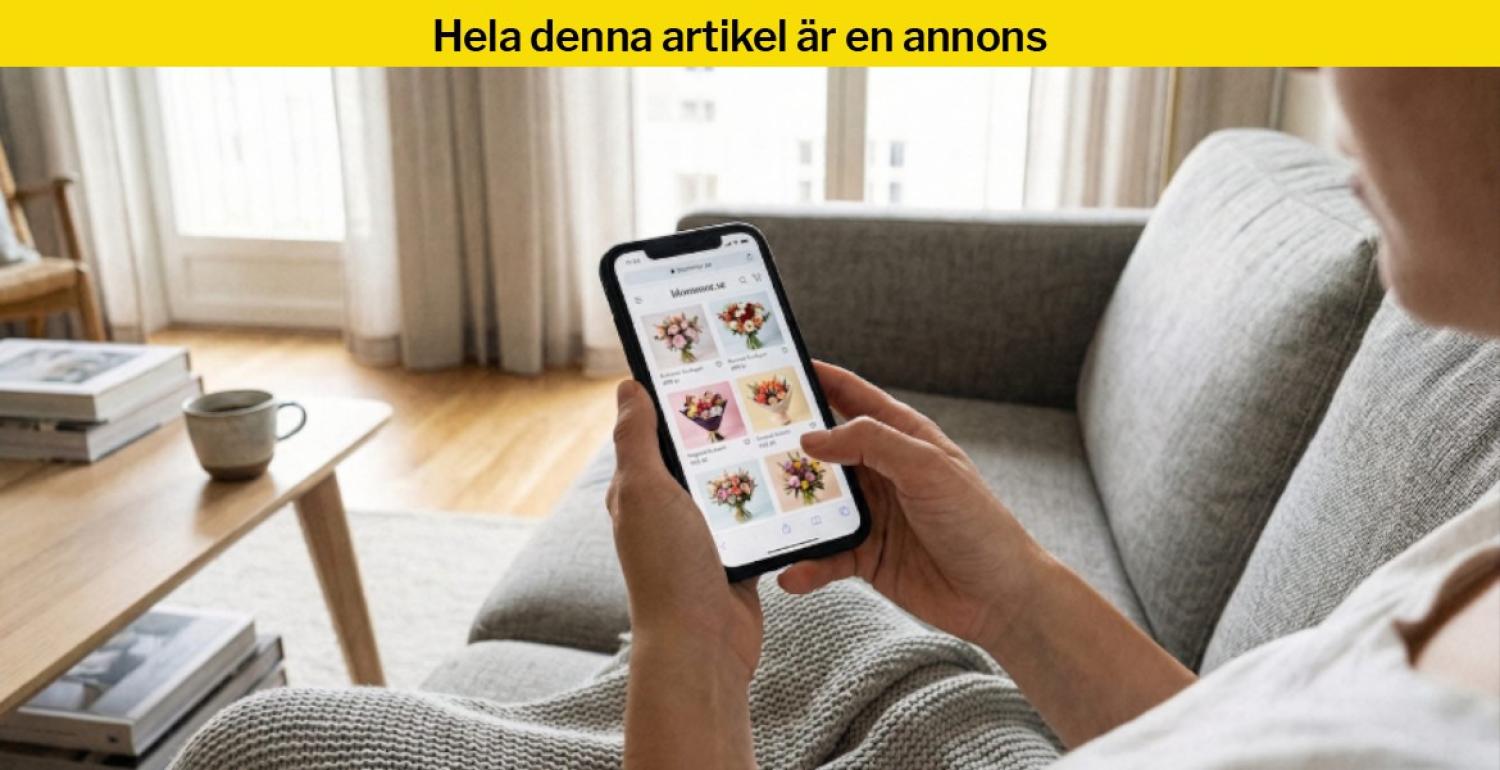 En person som sitter i en soffa använder en smartphone för att bläddra bland blomsterarrangemang på en webbplats för online shopping.