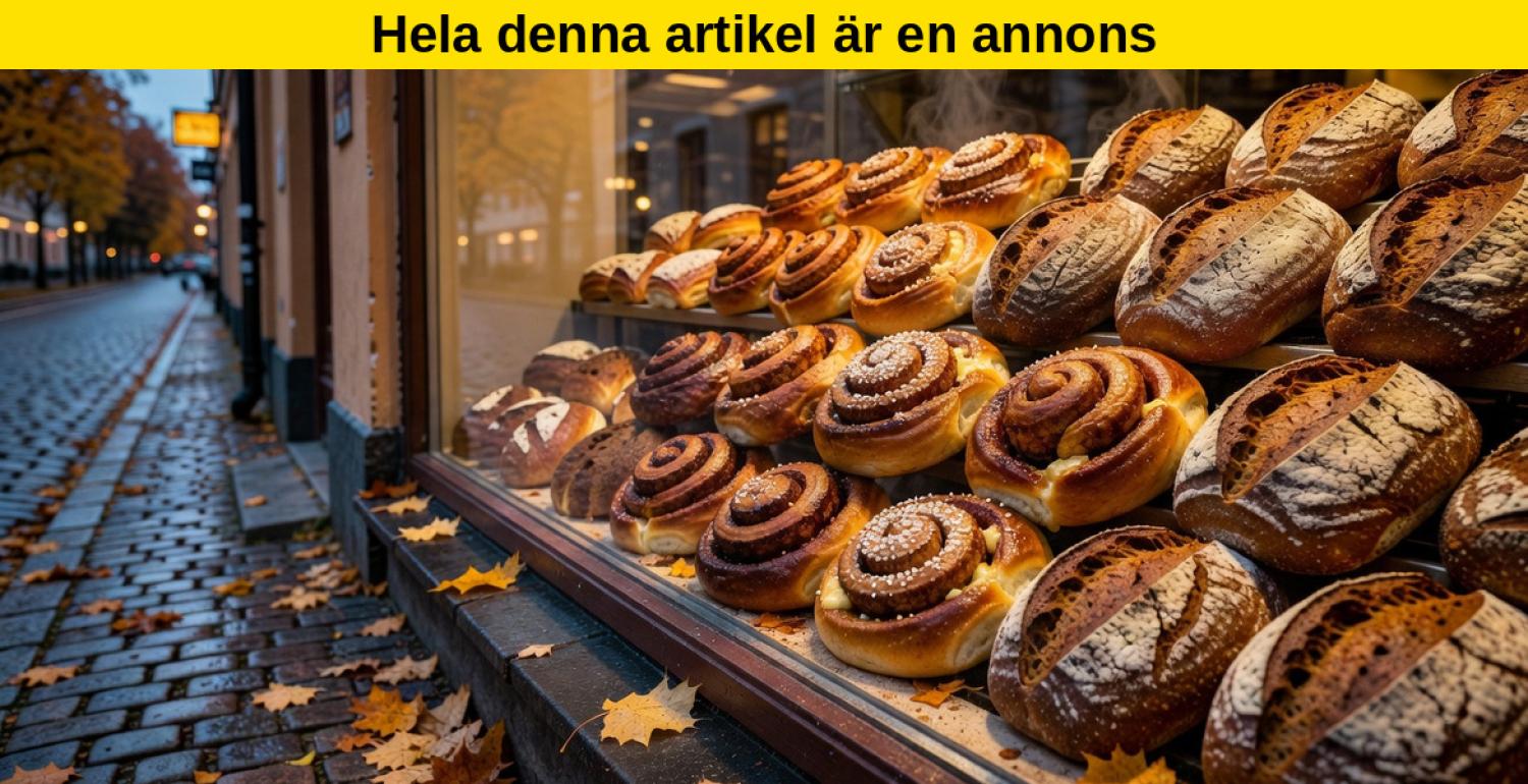 I ett bageris fönster står rader av färskt bröd och kanelbullar uppställda; utanför täcker fallna höstlöv kullerstensgatan.