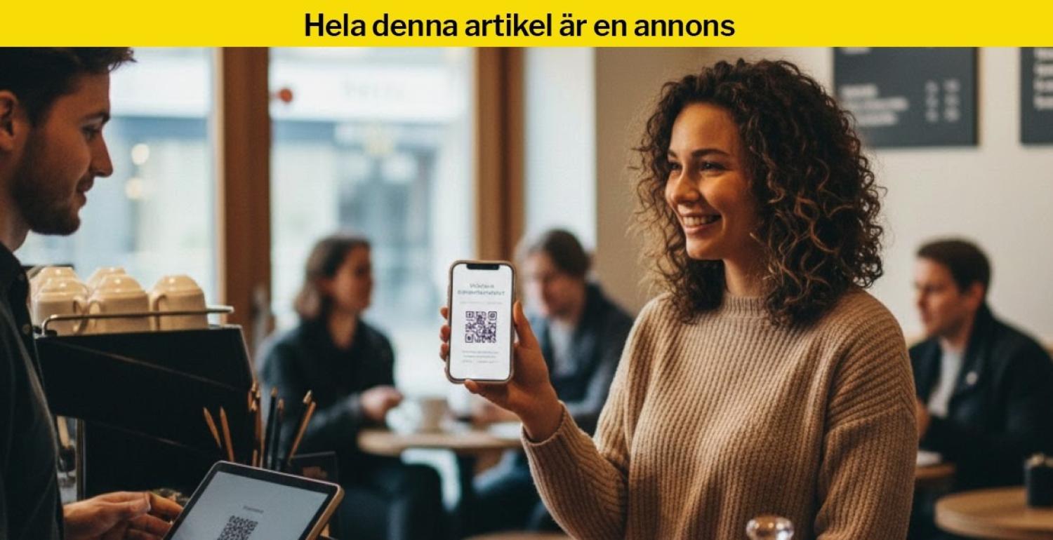 En kvinna på ett café håller upp sin telefon och visar en QR-kod för en man bakom disken.