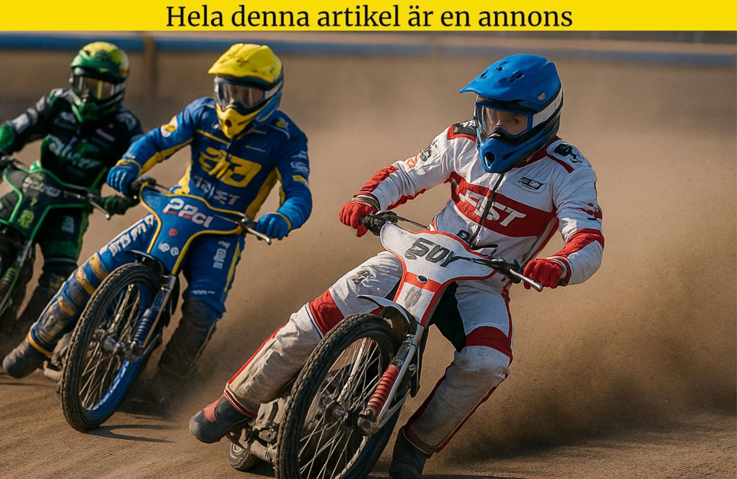 Tre speedwayförare tävlar på en grusbana och sparkar upp damm.