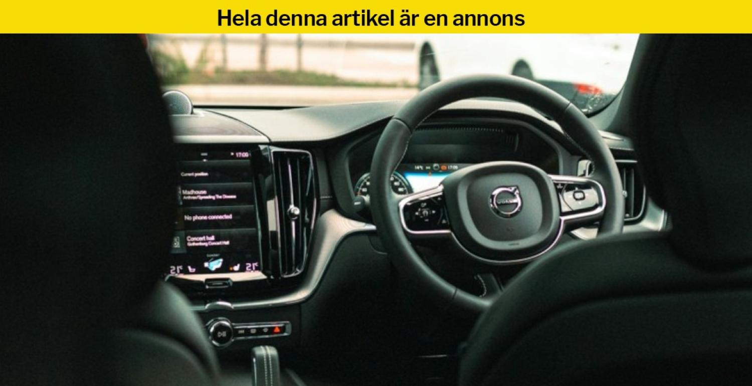 En Volvo-bil med digital instrumentpanel och ratt.