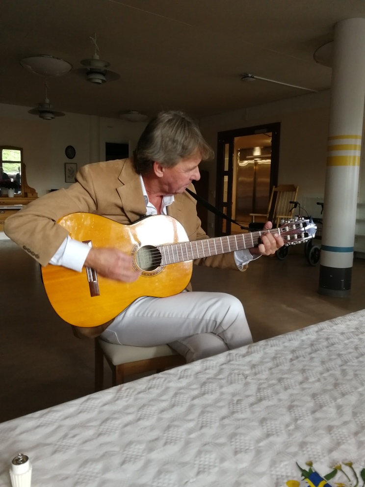 Christer Folkesson och hans kära gitarr. Foto: Maude Larsson
