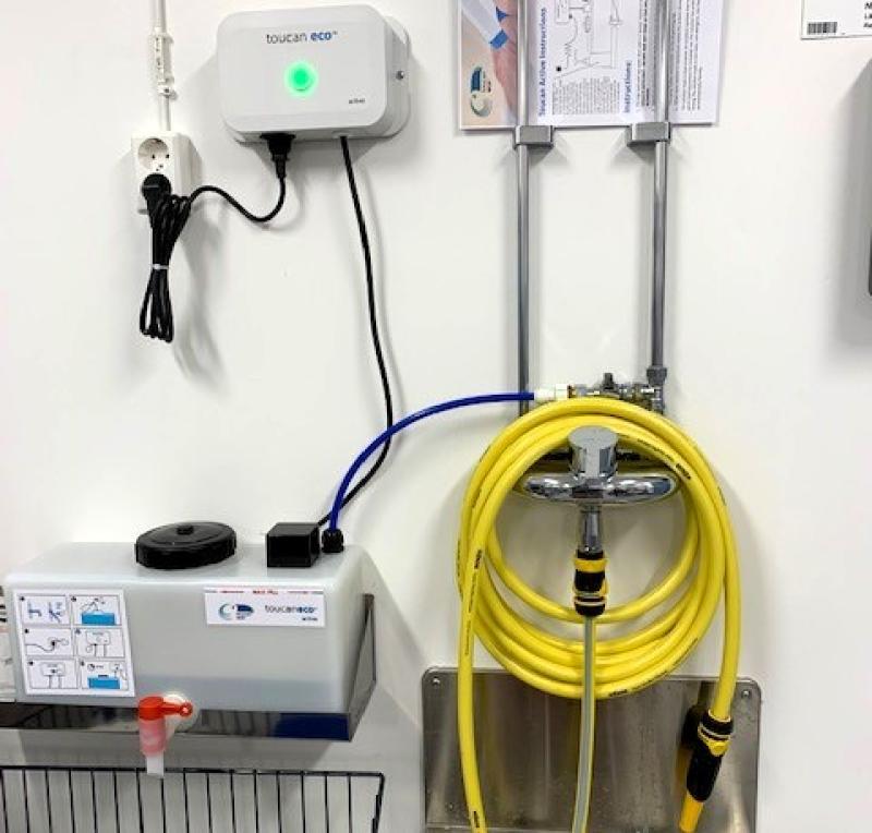 En slang är fäst på en vägg i ett rum.