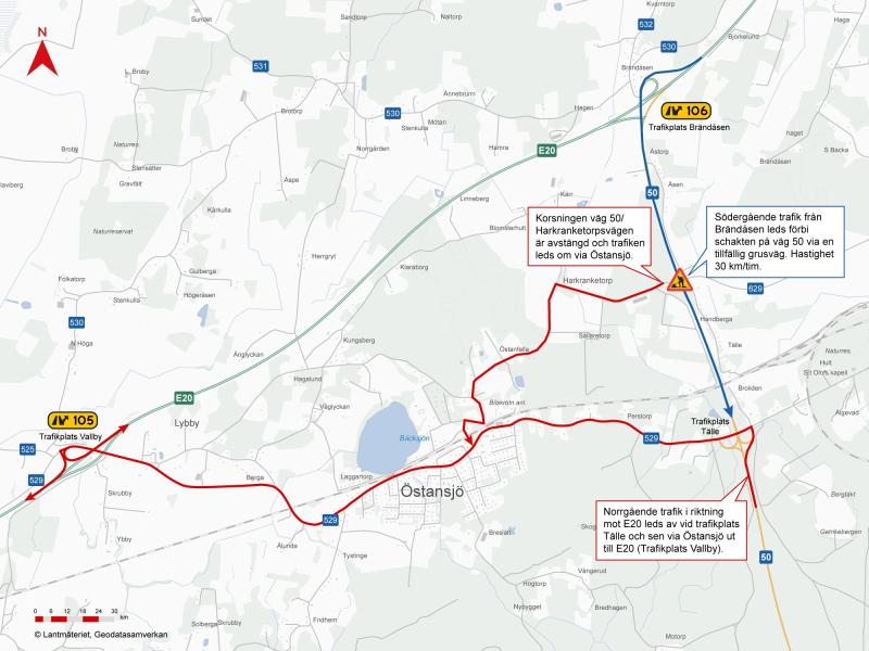Karta som visar trafikinformation med markerade vägavstängningar och omvägar i ett svensktalande område.