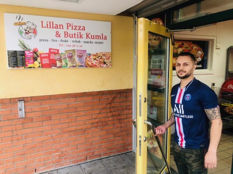 En man står framför en dörr.