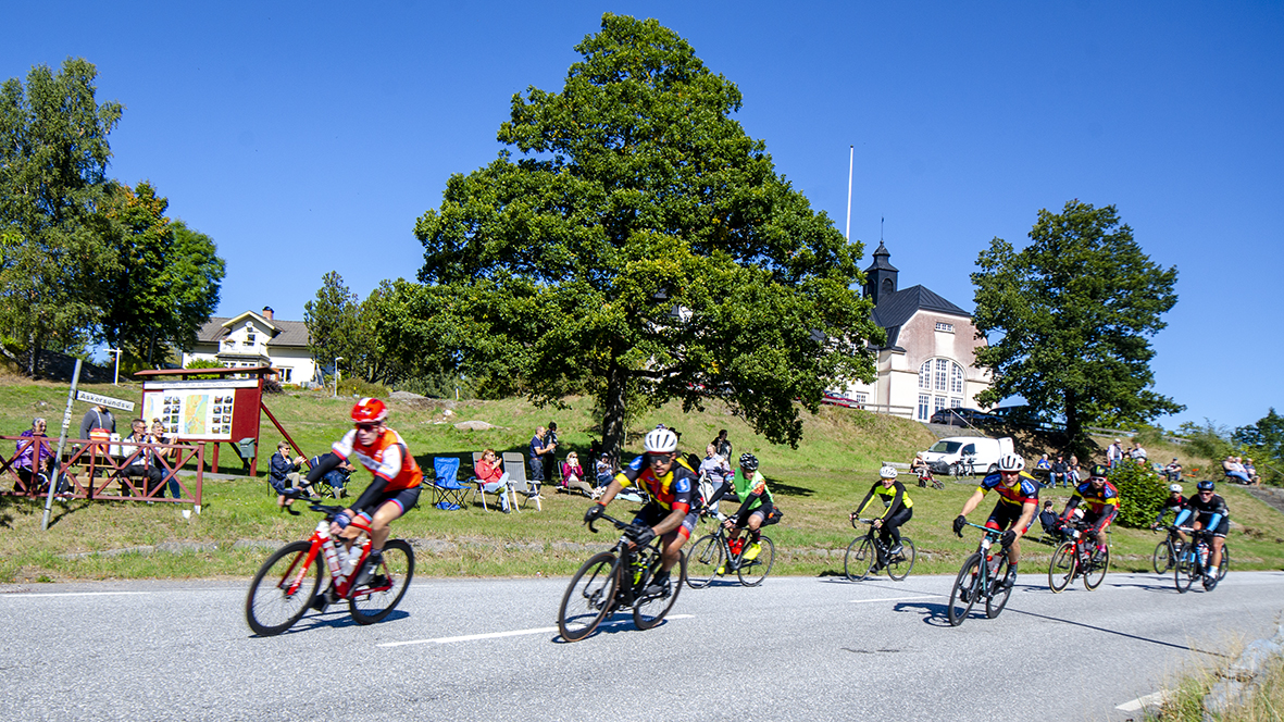 Cyklister passerar Åmmeberg, under förra årets Vätternrunda. Foto: 