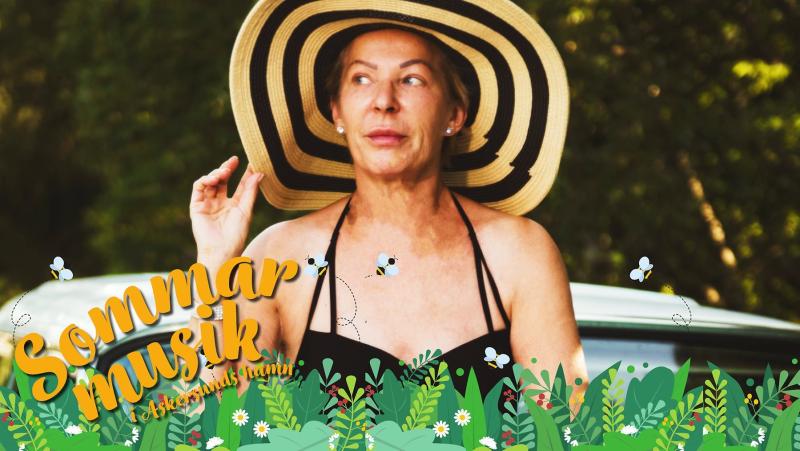 En person i svart baddräkt och bredbrättad hatt står utomhus. På bilden står texten ”Sommar musik i folkets famn” med blommor och bin i förgrunden.