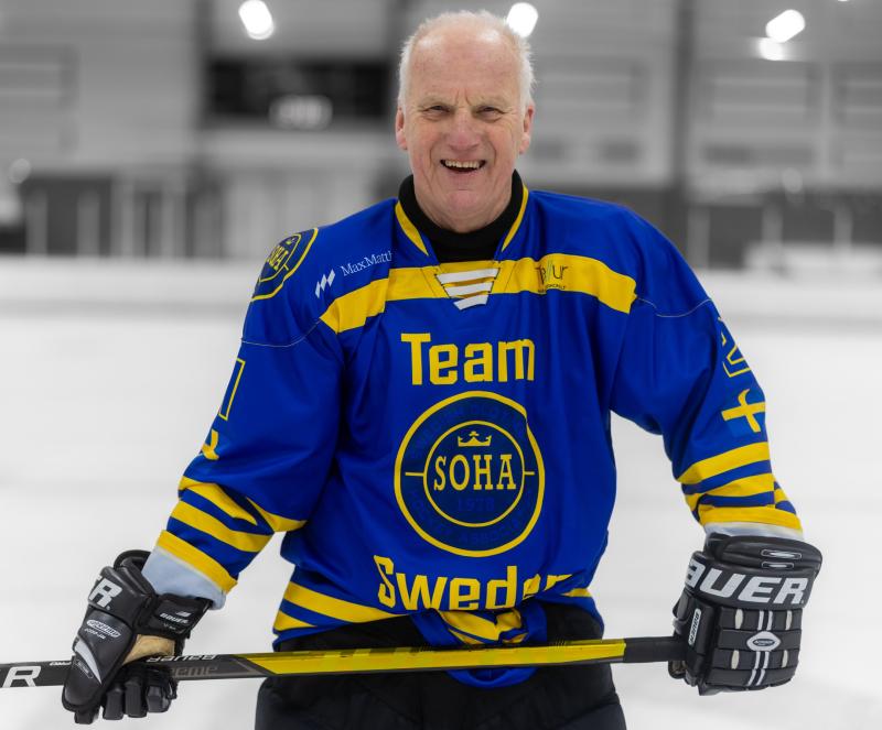 Äldre man i blågul 