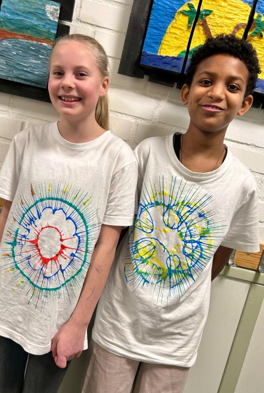 Två flickor i vita skjortor.