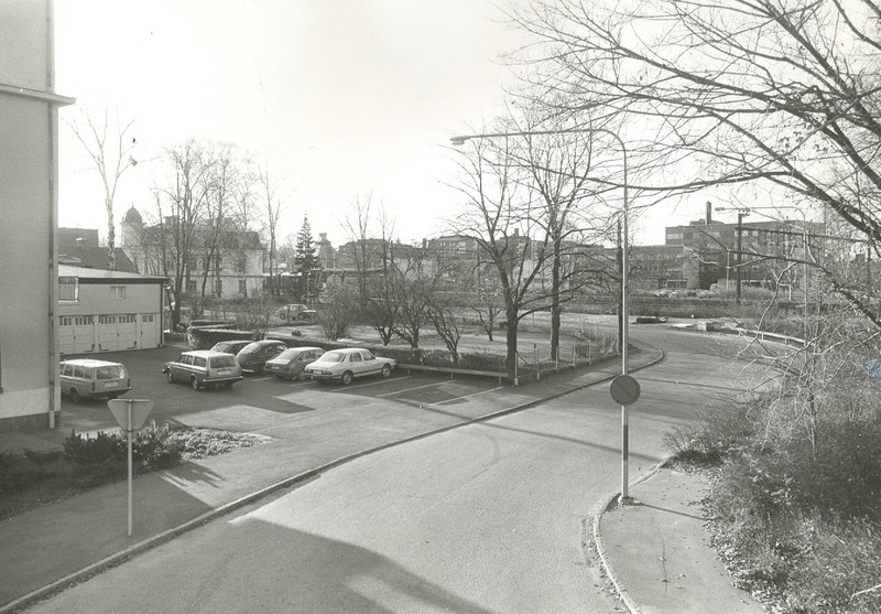 Bilden är tagen i oktober 1983 mot västsydväst och visar Odengatans anslutning mot Köpmangatan och del av Handelsbankshuset (Köpmangatan 10). Foto: Kumla kommuns bildarkiv