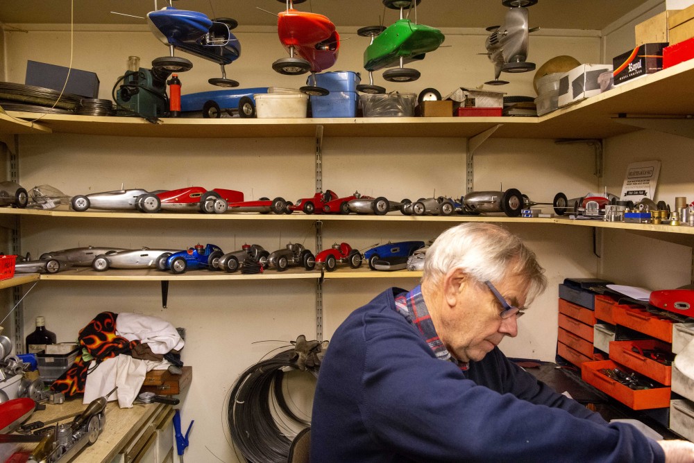 Ulf Ek tillverkar modellracers i sitt villagarage. Foto: LG Månzon