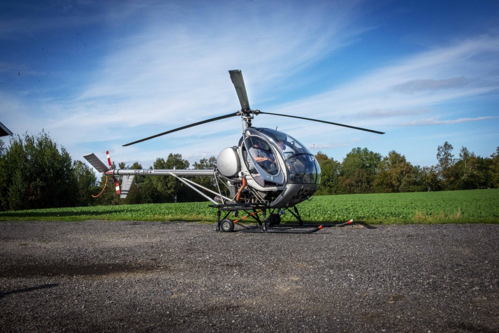 I oktobernumret finns bland annat ett reportage från helikopterskolan i trakterna kring Sköllersta och Pålsboda. Foto: LG Månzon