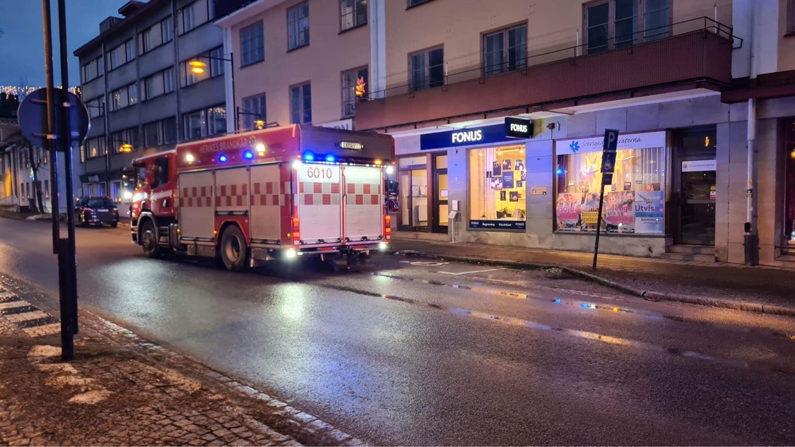 Räddningstjänst, ambulans och polis på plats på Storgatan i Hallsberg, brand i lägenhet. Foto: Christian Vargahed
