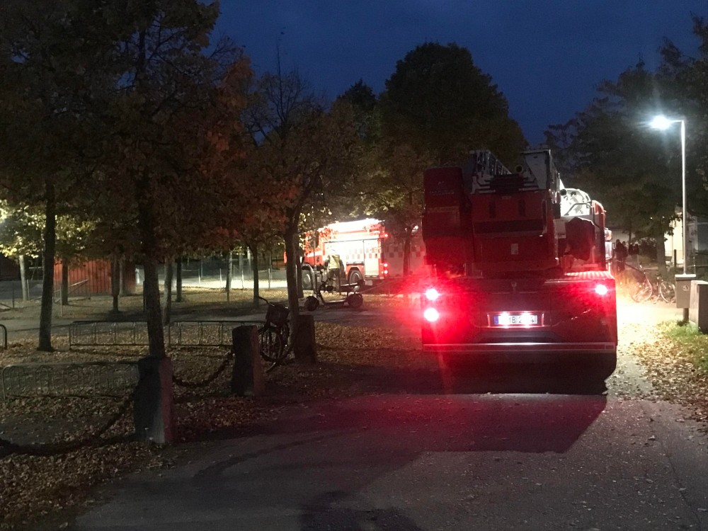 Brandkåren ryckte ut för att släcka en mindre, troligen anlagd brand vid Kumlaby skola. Foto: Anders Björk