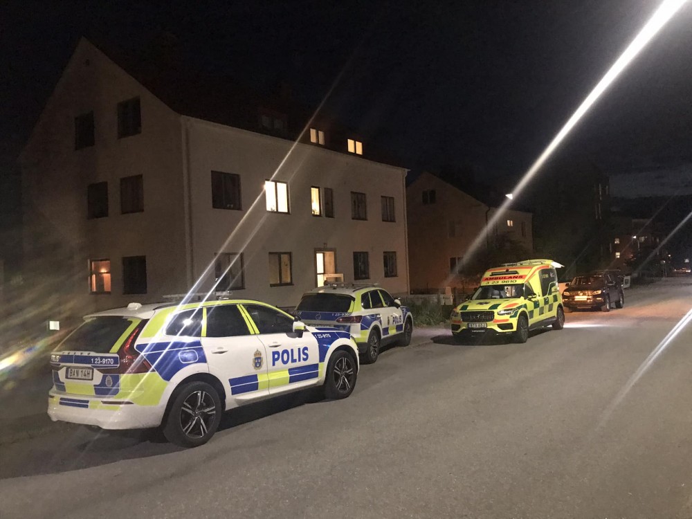 Polis och ambulans på plats utanför fastigheten vid Sveavägen. Foto: Anders Björk