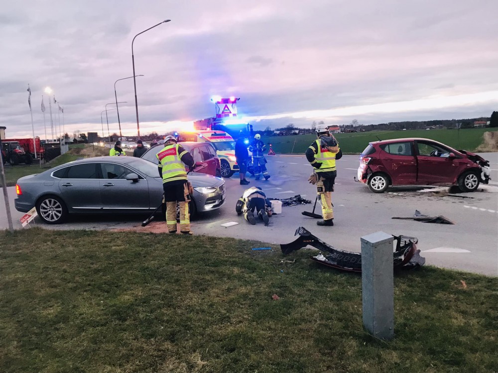 Tre bilar var inblandade i olyckan. Foto: Anders Björk