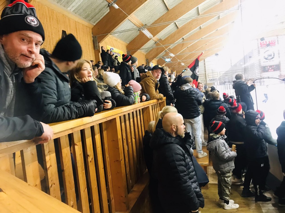 Runt 500 åskådare fanns i ishallen när Kumla fick revansch på Hallsberg. Foto: Anders Björk