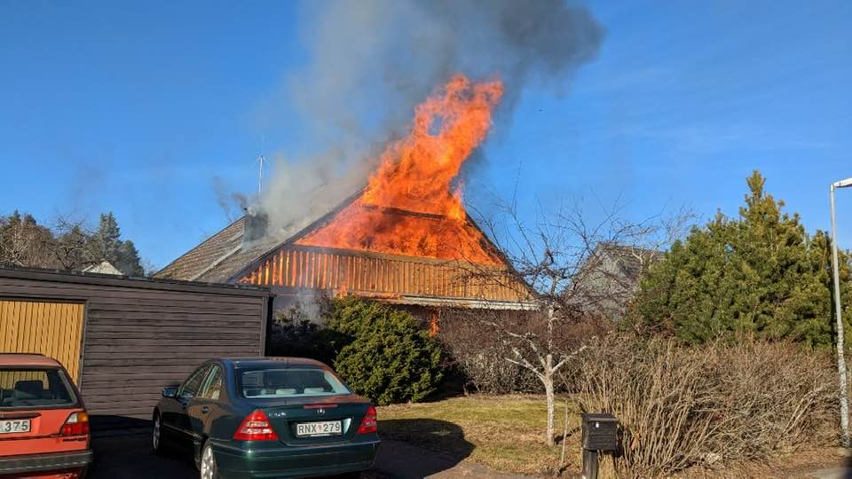 Närboende till villan larmade om branden kring klockan 15 på måndagen. Foto: Anders Björk