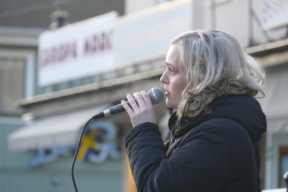 Sångerskan Anna Forsberg sjöng på ljusmanifestationen. Foto: Henrik Östensson