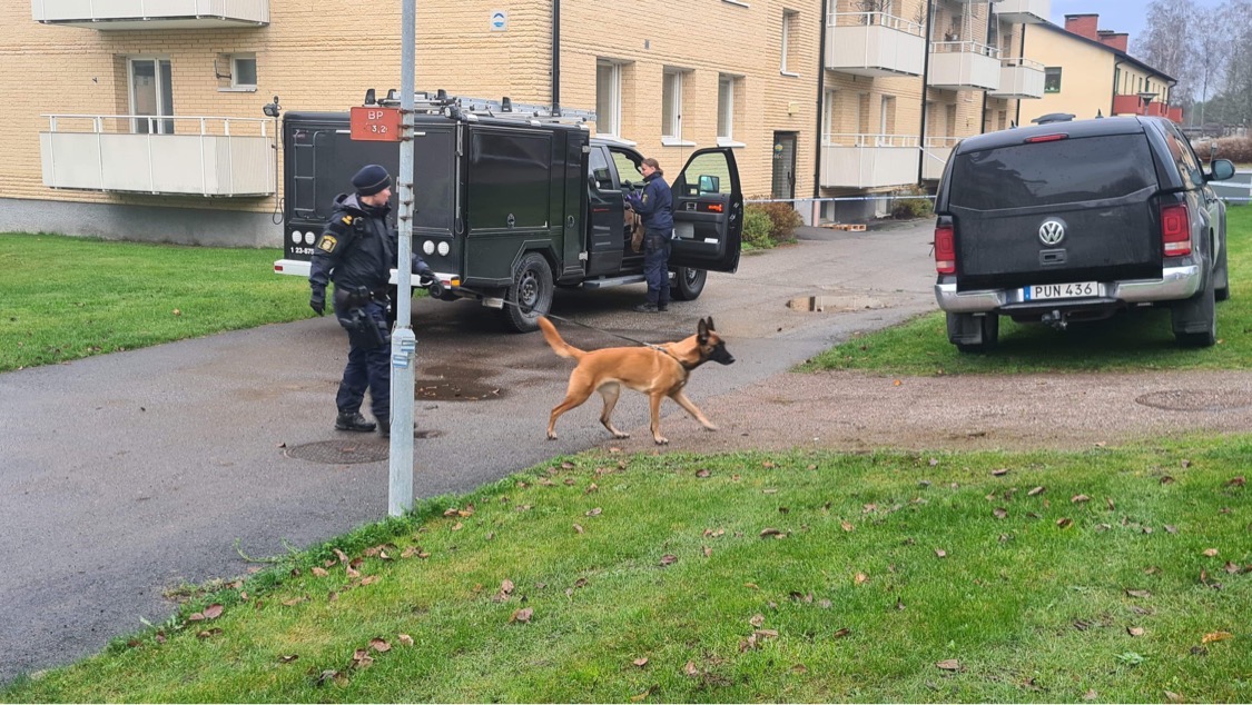 Stor polisaktivitet i Askersund efter ett allvarligt våldsbrott. Foto: Christian Vargahed.
