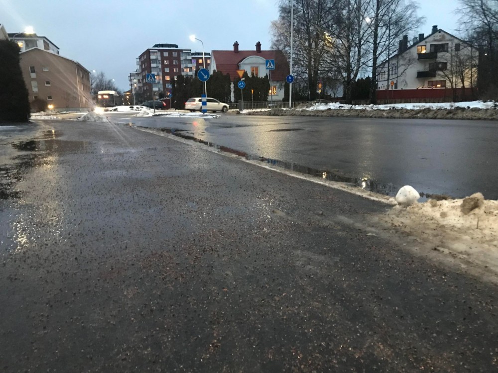 Snö har bytts mot slaskväder i Kumla. Denna bild är från Västra Bangatan. Foto: Anders Björk