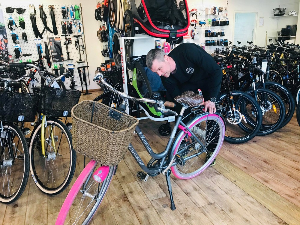 Josef Fhager driver sedan 2019 butiken Kumla Cykel & Fritid vid torget. Foto: Anders Björk