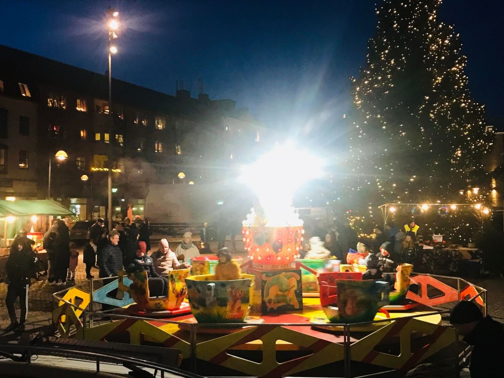 En snurrande karusell och en mäktig julgran fanns på plats vid marknaden. Foto: Anders Björk