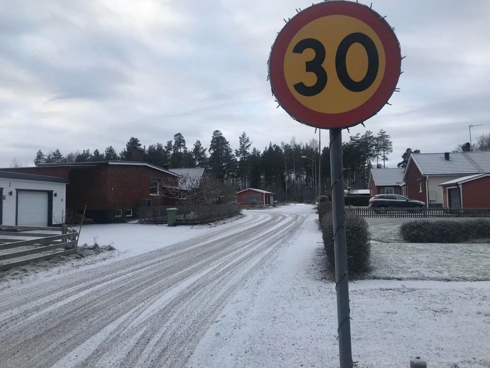 Bilden är tagen i Askersund eller Laxå. Men vad heter gatan som visas? Ett av de rätta svaren blir vinnare. Skriv med er mail vid gissning. Foto: Anders Björk