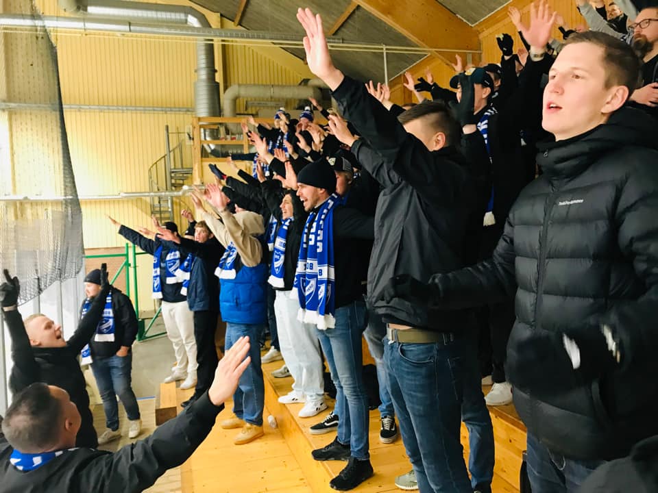 IFK Hallsberg Hockey hade ett starkt stöd på läktaren denna fredagskväll. Foto: Anders Björk
