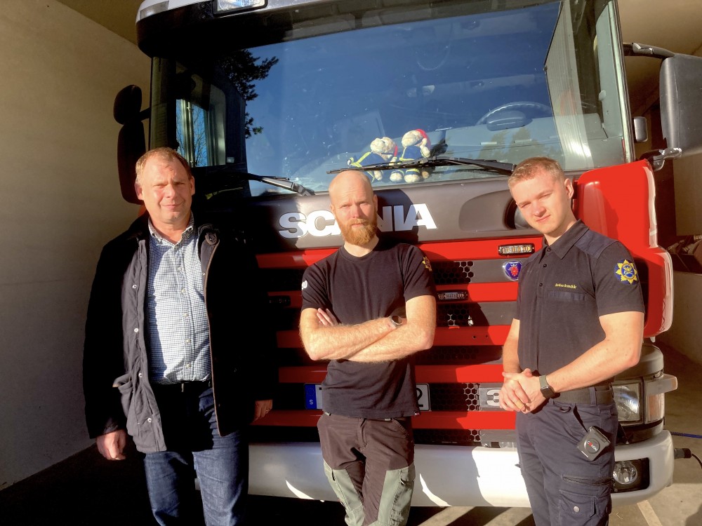 Daniel Kullman, kårchef tillsammans med brandmännen Mikko Heikkinen och Tim Isaksson. Foto: Henrik Östensson<br />
