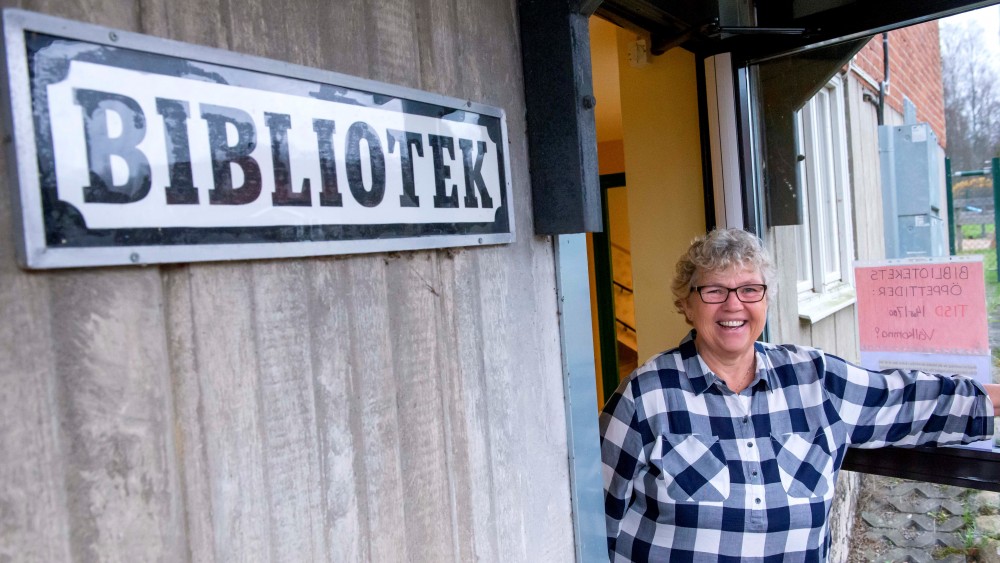 Ulla Kraftling hälsar välkommen till Hjortkvarns bibliotek. Foto: LG Månzon