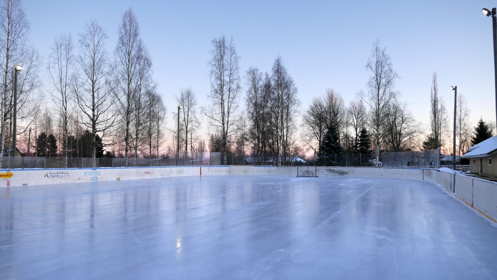 Frakta sargen från ishallen i Kumla till en ny uterink i Hardemo, anser hockeymamman Anna Karlsson. Foto: Privat