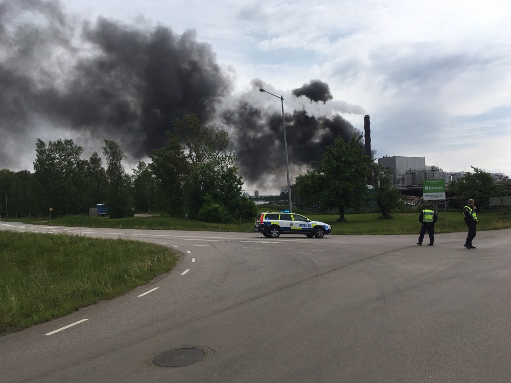 Meddelanden till folk om att stänga in sig utgick efter den kraftiga branden i Kvarntorp i torsdags  Foto: Anders Björk