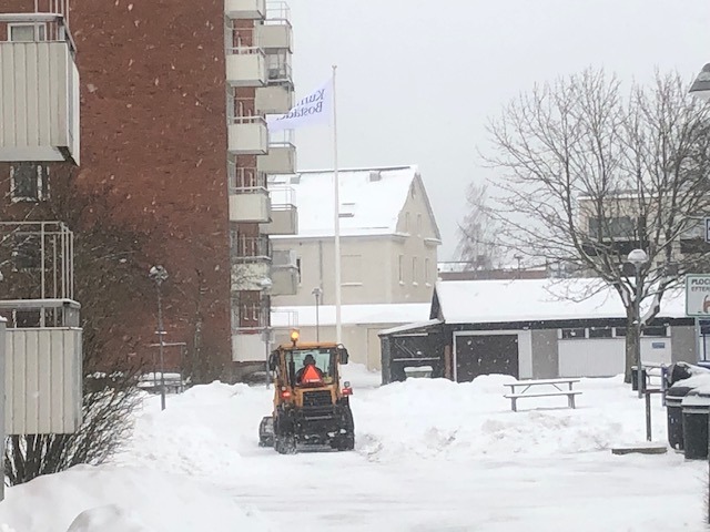 Snöröjarna jobbar på, intervju får vänta