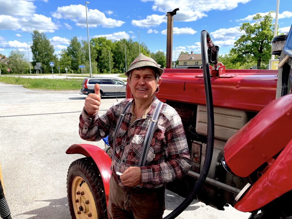 Kurt Kluckner från Österrike tankar sin traktor i Kävesta.