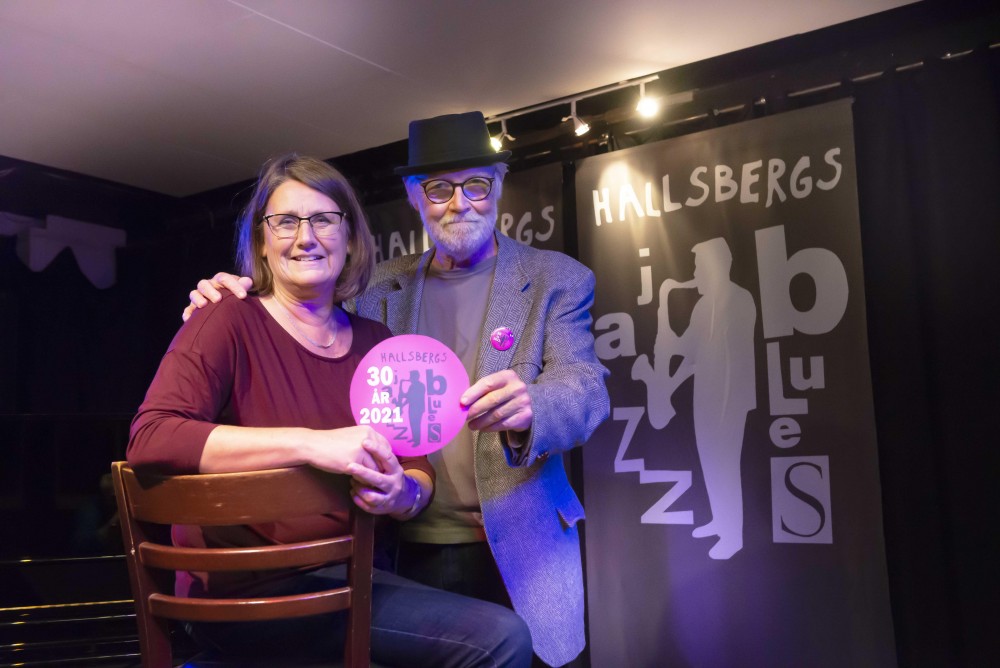 Maria Rudbäck och Mårten Franszon förbereder för Hallsbergs Jazz & Bluesklubbs 30-årsfirande. Foto: LG Månzon
