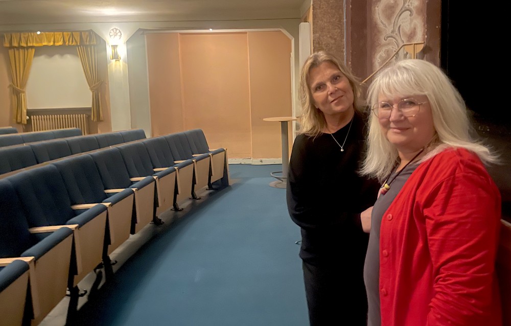 Camilla Helander och Susanne Karlsson inspekterar stora scenen på Folkets hus i Kumla. I februari blir det revy där. Foto: Henrik Östensson