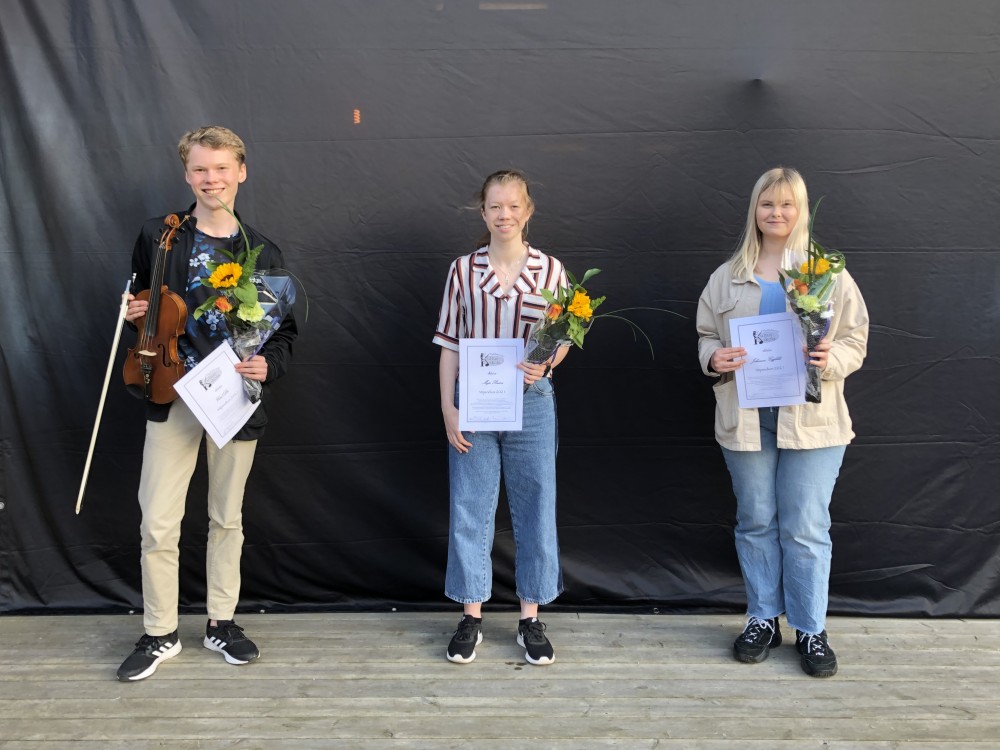 Tre avgångselever belönades med stipendier under gårdagen: Carl, Maja och Johanna. Hur det gick till kan man se på Kulturskolans Facebook-sida. Foto: Erika Olsson